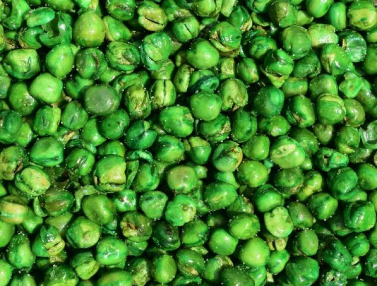 Hidden Reality of Salted Green Mutter: A Viral Video Exposes Excessive Coloring and Oil Usage