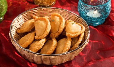 Traditional Indian sweet gujiya recipe