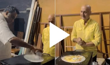 Anurag Basu cooks up a dosa for Anupam Kher, watch the video