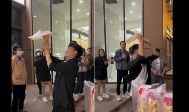 Unbelievable flying pizza dough skills of a street food vendor go viral!