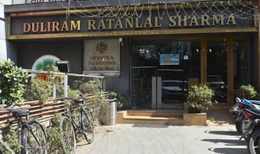 Duliram Pendawala: a renowned sweet shop in Vadodara