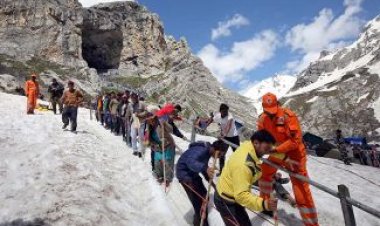 Food items such as Halwa-Poori, Dosas, Chhola Bhaturas, and Chowmein are banned during the Amarnath Yatra. Here is a list of permissible food items.