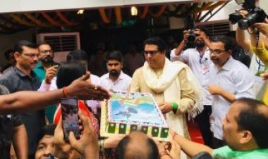 Raj Thackeray slices an Aurangzeb-themed cake to celebrate his 55th birthday