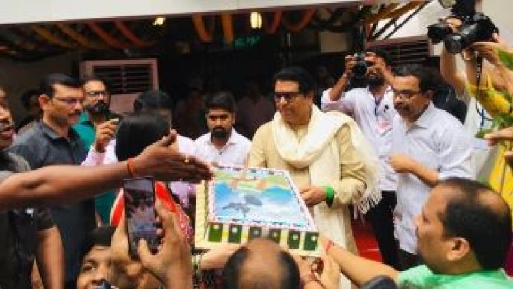 Raj Thackeray slices an Aurangzeb-themed cake to celebrate his 55th birthday