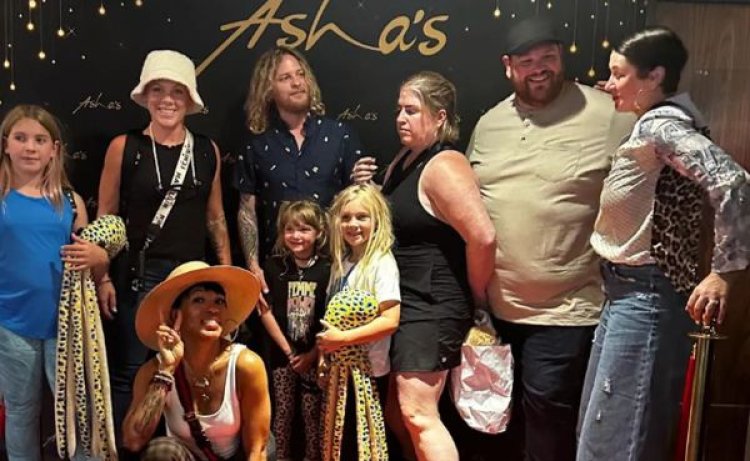 Pink, the American singer, had naan and chicken curry at a popular Indian restaurant Asha's in the UK