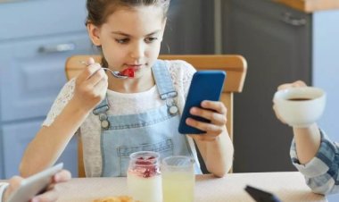 Why Using Mobile Devices is Dangerous for Kids While Having Food?