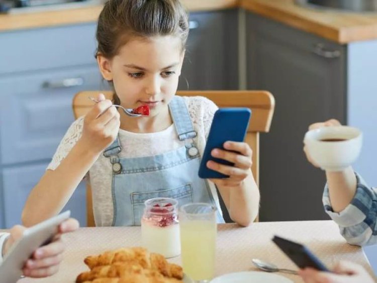 Why Using Mobile Devices is Dangerous for Kids While Having Food?